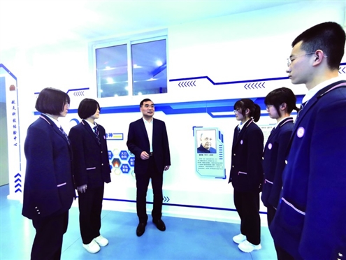 长清中学走出了一条“航天+艺体+小语种”特色办学之路